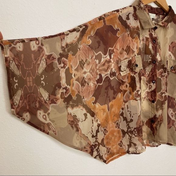 ✨Covet✨Watercolor effect Button Down Top🌹 - Picture 5 of 9